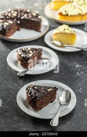 Pezzo di torta al cioccolato sul piatto da dessert sul tavolo nero. Foto Stock
