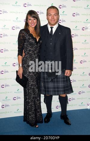 Sir Chris Hoy e sua moglie Sarra frequentano la Emeralds and Ivy Ball, in aiuto della Cancer Research UK, presso la Supernova di Embankment Gardens, Londra. Foto Stock