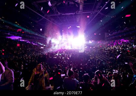 Atmosfera durante il set di Bruno Mars al Jingle Bell Ball della capitale FM, presso la O2 Arena nella parte est di Londra. Foto Stock