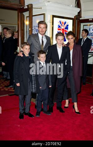 David, Victoria, Brooklyn, Romeo e Cruz Beckham arrivano alla serata stampa di Viva Forever!, un nuovo musical basato sulle canzoni delle Spice Girls. Foto Stock