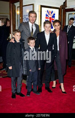 David, Victoria, Brooklyn, Romeo e Cruz Beckham arrivano alla serata stampa di Viva Forever!, un nuovo musical basato sulle canzoni delle Spice Girls. Foto Stock