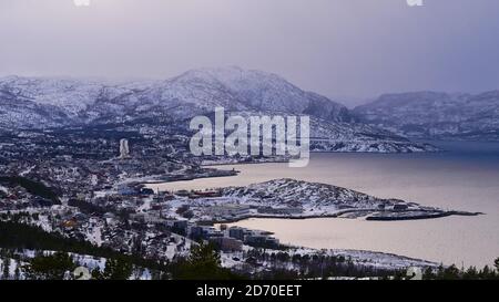 Vista panoramica sulla città innevata di alta, Troms og Finnmark, Norvegia dalla vetta di Komsa con Altafjord e montagne in un giorno nuvoloso in inverno. Foto Stock