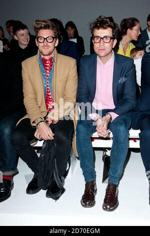 Henry Holland e Nick Grimshaw in prima fila alla sfilata di moda MR Start, tenuta nell'ambito di London Collections: Men, presso l'Hospital Club di Covent Garden. Foto Stock