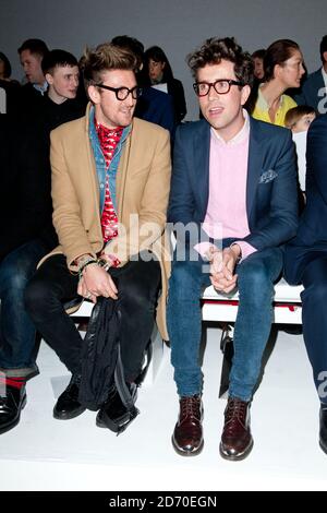 Henry Holland e Nick Grimshaw in prima fila alla sfilata di moda MR Start, tenuta nell'ambito di London Collections: Men, presso l'Hospital Club di Covent Garden. Foto Stock