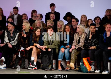 Henry Holland in prima fila alla sfilata di moda di James Long, tenuta come parte di London Collections: Men, presso l'Old Sorting Office nel centro di Londra. Foto Stock