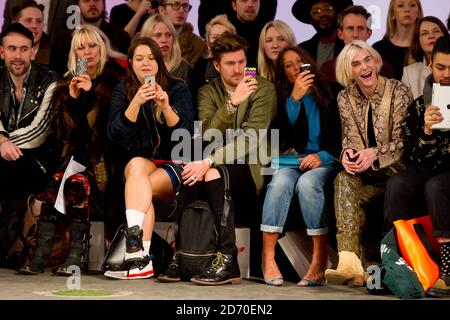 Henry Holland in prima fila alla sfilata di moda di James Long, tenuta come parte di London Collections: Men, presso l'Old Sorting Office nel centro di Londra. Foto Stock