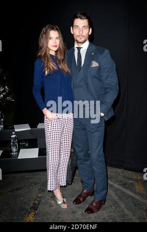 David Gandy e Sarah Ann Macklin in prima fila alla sfilata di moda Oliver Spencer, tenuta come parte di London Collections: Men, presso l'Old Sorting Office nel centro di Londra. Foto Stock