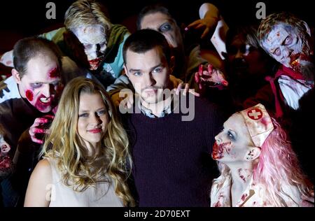 Teresa Palmer e Nicholas Hoult hanno ritratto durante una fotocellula per promuovere nuovi corpi caldi del film, al Soho Hotel nel centro di Londra. Foto Stock