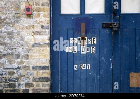 Un cartello sulla porta a Trinity Buoy Wharf, una comunità fatta di vecchi contenitori per la spedizione, a Canning Town, a est di Londra. Foto Stock