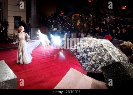 Dame Helen Mirren in arrivo per il British Academy Film Awards 2013 alla Royal Opera House, Bow Street, Londra Foto Stock