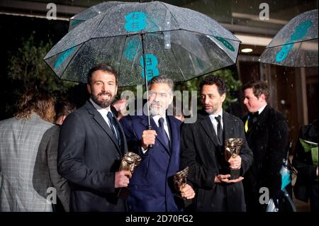 Ben Affleck, George Clooney e Grant Heslov partecipano al BAFTA Film Awards 2013 dopo la festa, al Grosvenor House Hotel nel centro di Londra. Foto Stock