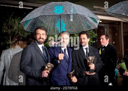 Ben Affleck, George Clooney e Grant Heslov partecipano al BAFTA Film Awards 2013 dopo la festa, al Grosvenor House Hotel nel centro di Londra. Foto Stock