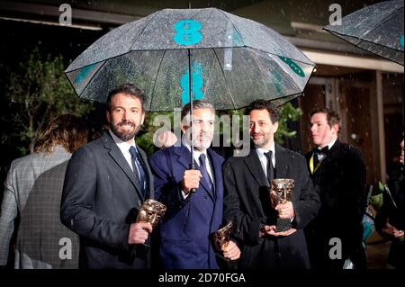 Ben Affleck, George Clooney e Grant Heslov partecipano al BAFTA Film Awards 2013 dopo la festa, al Grosvenor House Hotel nel centro di Londra. Foto Stock