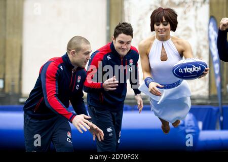 Flavia Cacace ha ritratto con i giocatori di rugby inglesi Mike Brawn, Bord Barritt e Alex Goode al lancio del RFU e O2 National Touch Rugby Tour, presso la Truman Brewery nella parte est di Londra. Il tour mira a promuovere lo sport senza contatto in tutta l'Inghilterra. Foto Stock