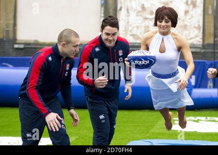 Flavia Cacace ha ritratto con i giocatori di rugby inglesi Mike Brawn, Bord Barritt e Alex Goode al lancio del RFU e O2 National Touch Rugby Tour, presso la Truman Brewery nella parte est di Londra. Il tour mira a promuovere lo sport senza contatto in tutta l'Inghilterra. Foto Stock