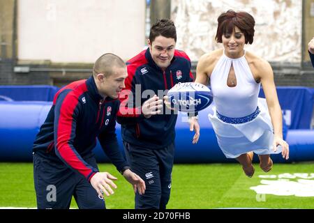 Flavia Cacace ha ritratto con i giocatori di rugby inglesi Mike Brawn, Bord Barritt e Alex Goode al lancio del RFU e O2 National Touch Rugby Tour, presso la Truman Brewery nella parte est di Londra. Il tour mira a promuovere lo sport senza contatto in tutta l'Inghilterra. Foto Stock