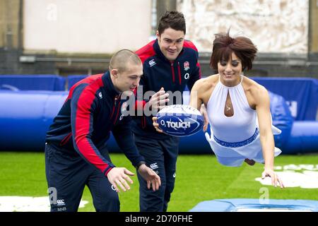 Flavia Cacace ha ritratto con i giocatori di rugby inglesi Mike Brawn, Bord Barritt e Alex Goode al lancio del RFU e O2 National Touch Rugby Tour, presso la Truman Brewery nella parte est di Londra. Il tour mira a promuovere lo sport senza contatto in tutta l'Inghilterra. Foto Stock