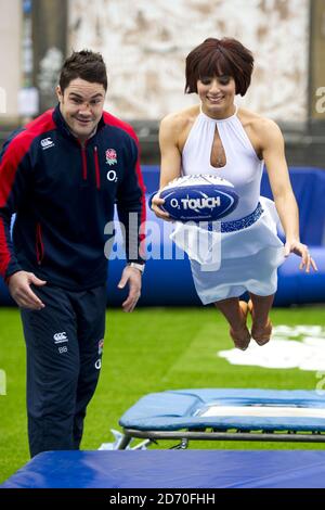 Flavia Cacace ha ritratto con i giocatori di rugby inglesi Mike Brawn, Bord Barritt e Alex Goode al lancio del RFU e O2 National Touch Rugby Tour, presso la Truman Brewery nella parte est di Londra. Il tour mira a promuovere lo sport senza contatto in tutta l'Inghilterra. Foto Stock