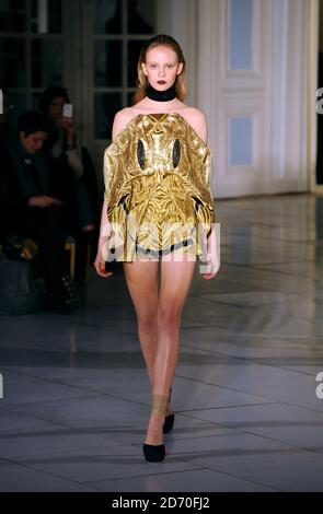 Un modello sulla passerella alla sfilata di moda Fyodor Golan, tenuta al Savoy Hotel come parte della London Fashion Week.A indossa un disegno di Fyodor Golan durante la sfilata di passerella autunno/inverno 2013 come parte della London Fashion Week al Savoy Hotel, Londra. Foto Stock