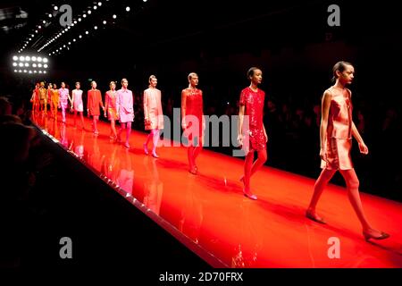 Un modello indossa un disegno di Jasper Conran, durante la sfilata di passerella autunno/inverno 2013 come parte della London Fashion Week alla Somerset House, Londra. Foto Stock