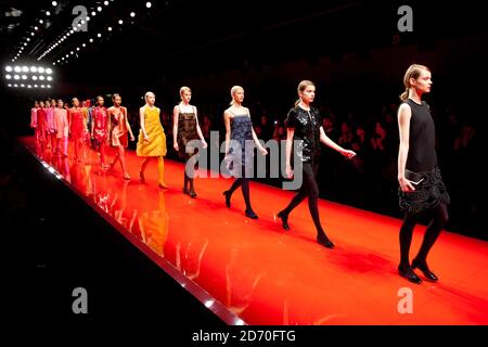 Un modello indossa un disegno di Jasper Conran, durante la sfilata di passerella autunno/inverno 2013 come parte della London Fashion Week alla Somerset House, Londra. Foto Stock