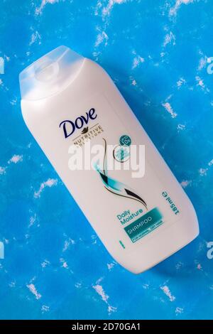 Bottiglia di colomba nutriente soluzioni Daily Moisture Shampoo Set on sfondo con motivi blu Foto Stock