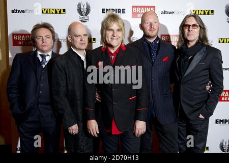 Mike Peters (centro) e l'allarme in occasione di una proiezione di gala di Vinyl, al cinema Empire di Leicester Square, Londra. Foto Stock