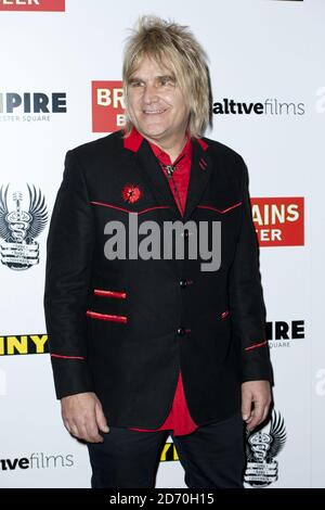 Mike Peters partecipa a una proiezione di gala di Vinyl, al cinema Empire di Leicester Square, Londra. Foto Stock