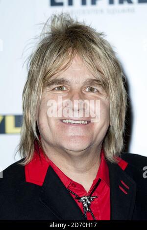 Mike Peters partecipa a una proiezione di gala di Vinyl, al cinema Empire di Leicester Square, Londra. Foto Stock