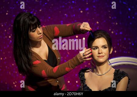 Caryn Bloom, assistente di capelli, aggiunge un tocco finale alla nuova figura di cera di Emma Watson, al Madame Tussauds di Londra. Foto Stock