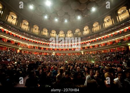 Una visione generale del pubblico che guarda Luciano Ligabue in concerto alla Royal Albert Hall di Londra. Foto Stock