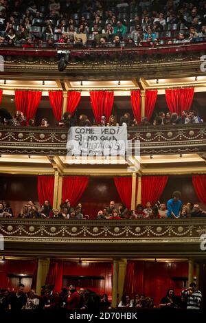 Una visione generale del pubblico che guarda Luciano Ligabue in concerto alla Royal Albert Hall di Londra. Foto Stock