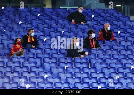 I sostenitori di OME Roma dei Mille ammessi a causa di Corona Misure virali durante la partita di calcio del campionato italiano Serie A. Tra AS Roma A. Foto Stock