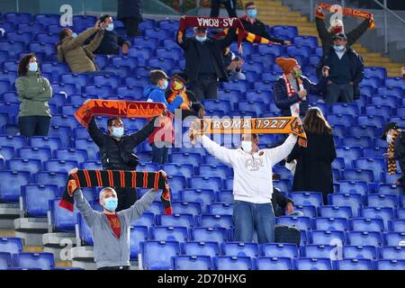 I sostenitori di OME Roma dei Mille ammessi a causa di Corona Misure virali durante la partita di calcio del campionato italiano Serie A. Tra AS Roma A. Foto Stock