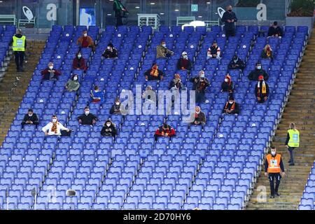 I sostenitori di OME Roma dei Mille ammessi a causa di Corona Misure virali durante la partita di calcio del campionato italiano Serie A. Tra AS Roma A. Foto Stock