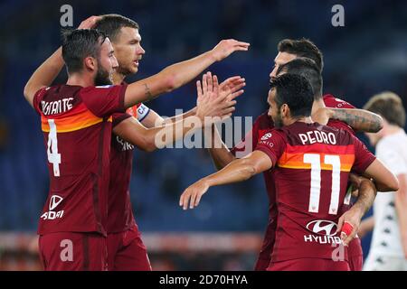 Enrikh Mkhitaryan di Roma celebra con i suoi compagni il suo obiettivo Che è stato poi annullato da VAR durante il campionato italiano Tappetino da calcio serie A. Foto Stock