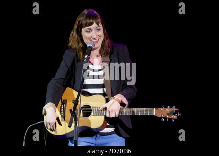 Isy Suttie si esibisce al War on Want Comedy Gig, presso l'O2 Shepherd's Bush Empire nella parte ovest di Londra. Foto Stock