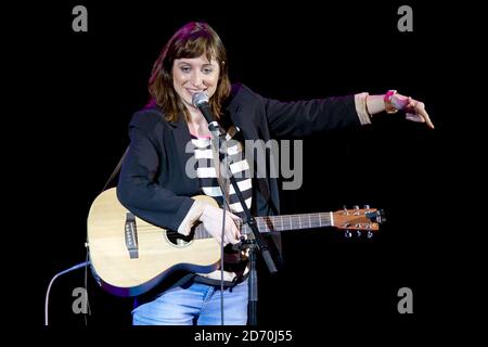 Isy Suttie si esibisce al War on Want Comedy Gig, presso l'O2 Shepherd's Bush Empire nella parte ovest di Londra. Foto Stock