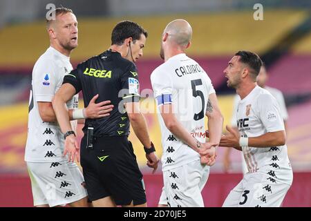 amil Glik di Benevento (L) protesta con i suoi compagni di squadra contro L'arbitro Giovanni Ayroldi durante il campionato italiano Serie A. partita di calcio be Foto Stock