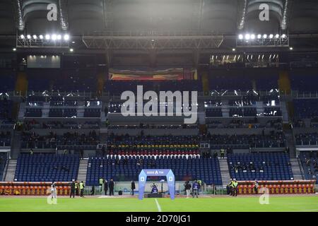 I sostenitori di OME Roma dei Mille ammessi a causa di Corona Misure virali durante la partita di calcio del campionato italiano Serie A. Tra AS Roma A. Foto Stock