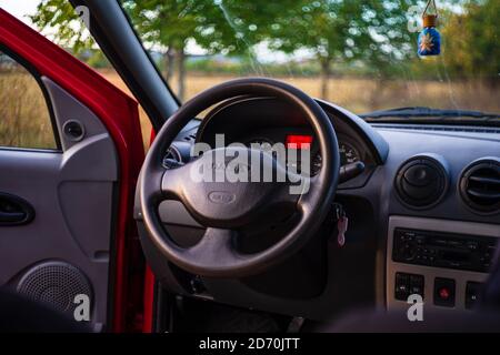 Interno di Dacia Logan, cruscotto auto primo piano del volante con segnale airbag. Bucarest, Romania, 2020 Foto Stock