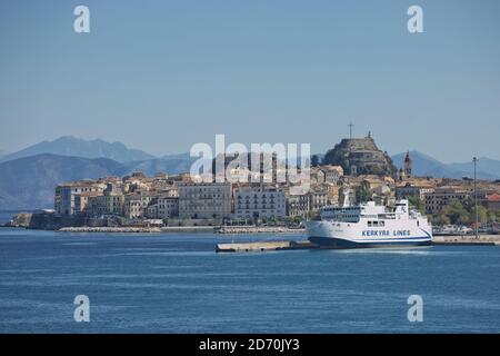 Corfù, Grecia - 8 ottobre 2017: Traghetti Kerkyra Lines e centro storico dell'isola di Corfù in Grecia. Foto Stock