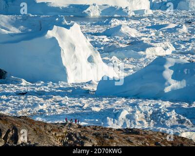 Turisti che ammirano il fiordo. Ilulissat Icefjord chiamato anche kangia o Ilulissat Kangerlua. L'icefjord è dichiarato patrimonio mondiale dell'UNESCO. America, N. Foto Stock