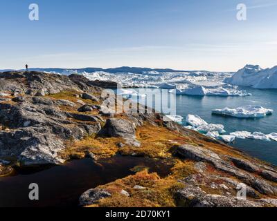 Turisti che ammirano il fiordo. Ilulissat Icefjord chiamato anche kangia o Ilulissat Kangerlua. L'icefjord è dichiarato patrimonio mondiale dell'UNESCO. America, N. Foto Stock