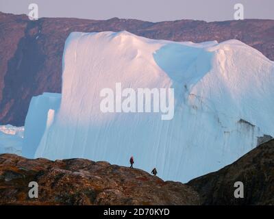 Turisti che ammirano il fiordo. Ilulissat Icefjord chiamato anche kangia o Ilulissat Kangerlua. L'icefjord è dichiarato patrimonio mondiale dell'UNESCO. America, N. Foto Stock