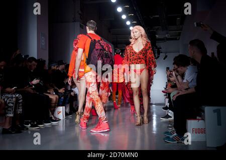 Un modello sulla passerella alla sfilata di moda Katie Eary, tenuta presso lo spazio espositivo della Victoria House durante London Collections: Men. Foto Stock