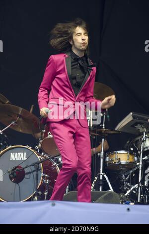 Bobby Gillespie di Primal Scream che si esibisce al Festival di Glastonbury, presso la Worthy Farm di Somerset. Foto Stock