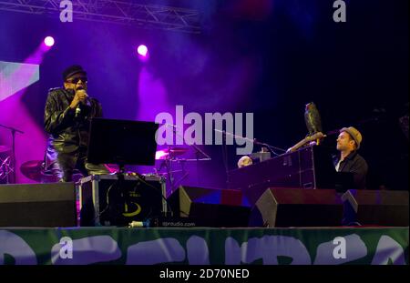 Bobby Womack si esibisce con Damon Albarn sul palco di West Holts al Glastonbury Festival, presso la Worthy Farm di Somerset. Foto Stock