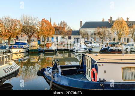 Francia, Loiret, Briare, porto turistico sul Canal de Briare // Francia, Loiret (45), Briare, Port de plaisance sur le Canal de Briare Foto Stock