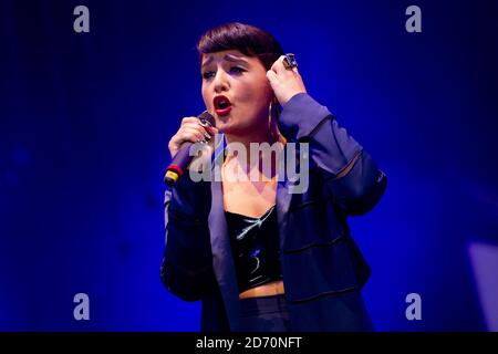 Jessie Ware si esibisce sul palcoscenico di John Peel al Festival di Glastonbury, presso la Worthy Farm di Somerset. Foto Stock